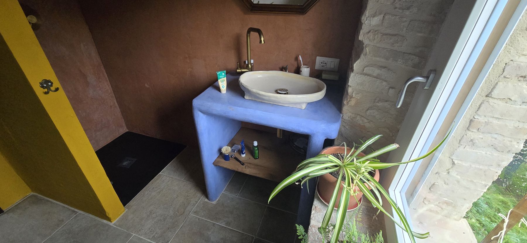 The shared bathroom of The Dog Paw and The View
